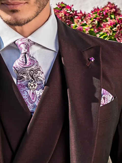 Tie and Handkerchief in pearl grey paisley silk with fuchsia