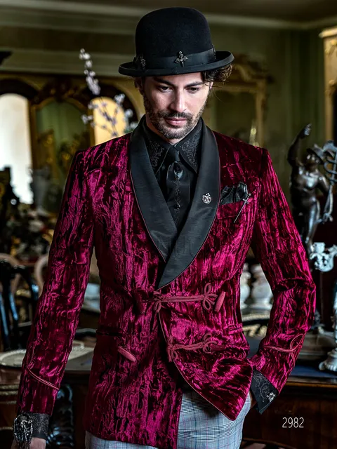 Aristocratic-style double-breasted shawl lapel tuxedo in red crushed velvet