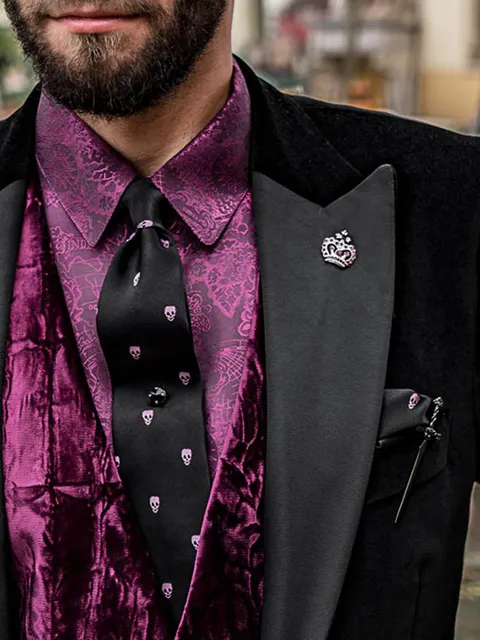 Slim tie and Handkerchief in black silk with white and pink skull print