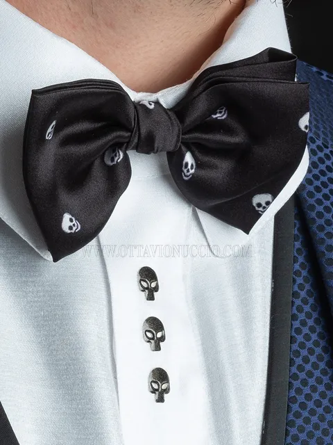 Bow tie and Handkerchief in black silk with white skull print