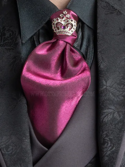 Self-tie cravat and handkerchief in fuchsia lurex
