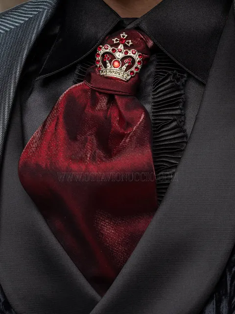 Self-tie cravat and handkerchief in red lurex
