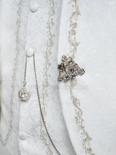 Waistcoat with lapel in white brocade with silver embroidery