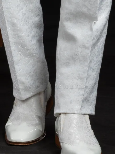 Two-tone shoe in white pearlised patent leather and white damask insert