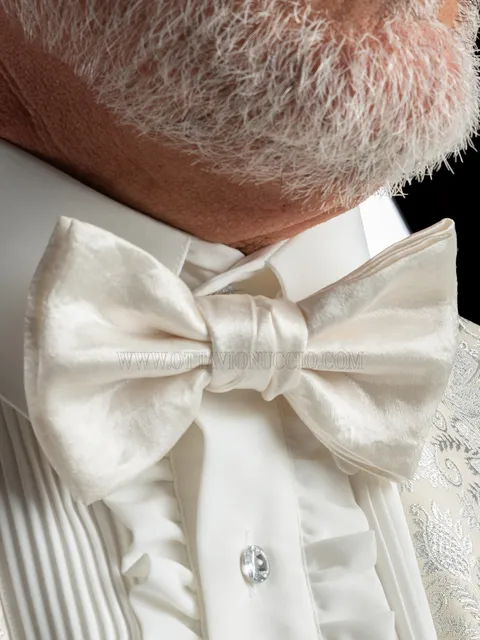 Bow tie and handkerchief in ivory creased satin