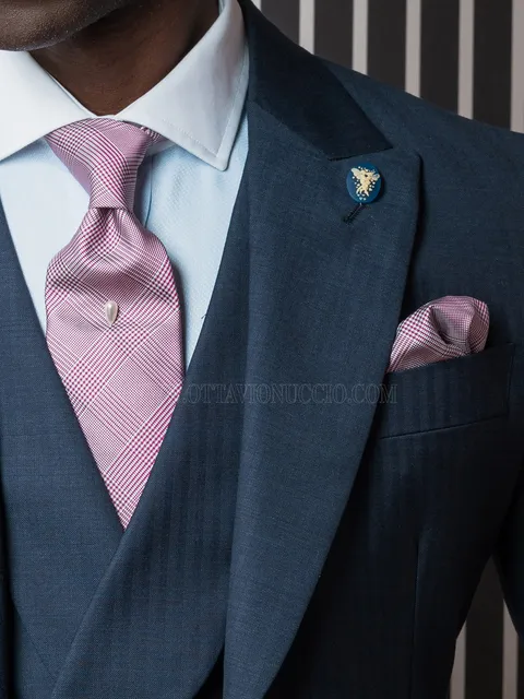 Tie and handkerchief in burgundy Prince of Wales check silk