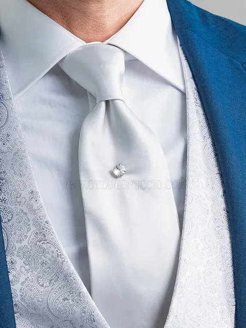 Tie and handkerchief in pearl grey silk blend