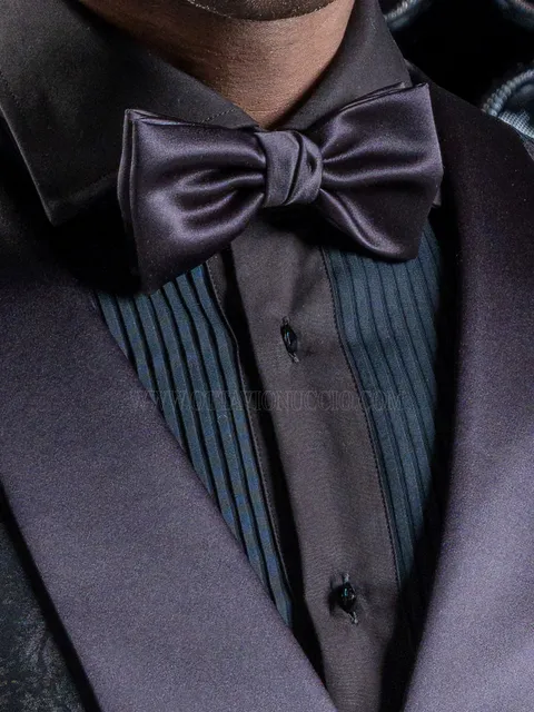 Knotted bow tie in black satin