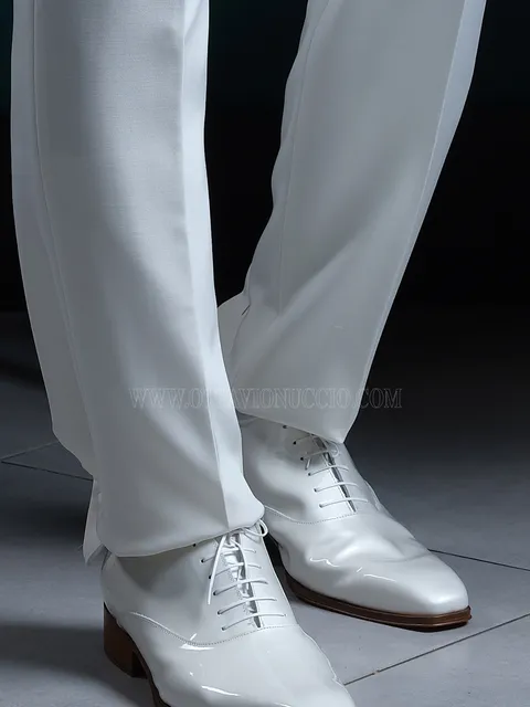 Oxford shoe in white patent leather