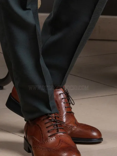 Handcrafted 5-eyelet shoe in whisky