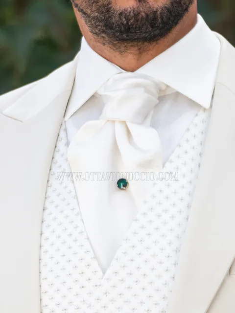 Ascot tie and handkerchief in ivory crinkle-effect satin