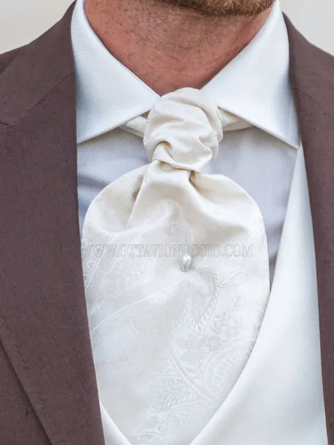 Ascot tie and handkerchief in ivory brocade