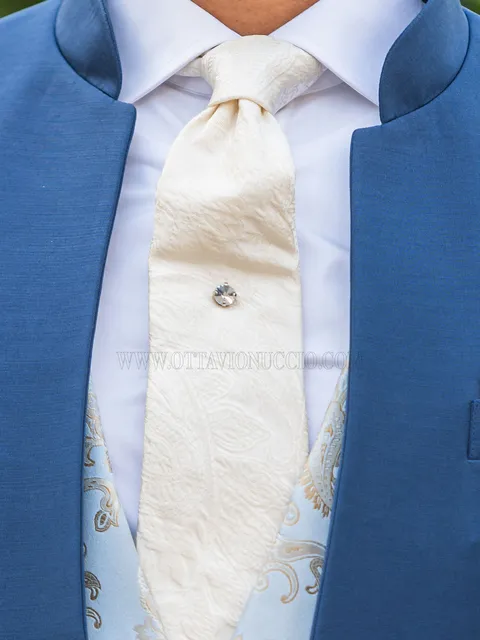 Tie and Handkerchief in ivory brocade