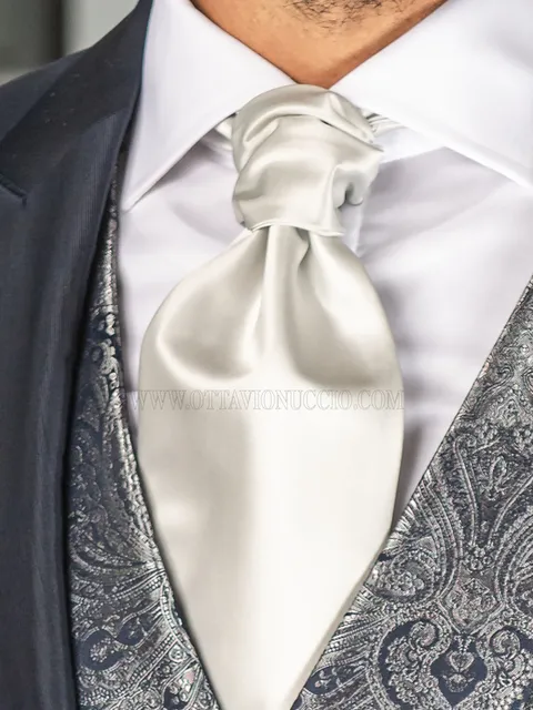 Cravat and handkerchief in pearl grey silk blend satin