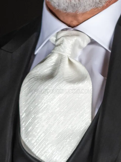 Cravat and Handkerchief in white fabric with silver laminated thread
