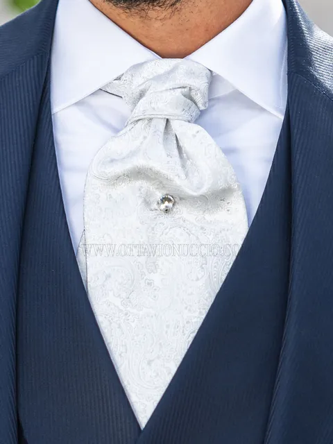 Self-tie Cravat and handkerchief in pearl grey damask