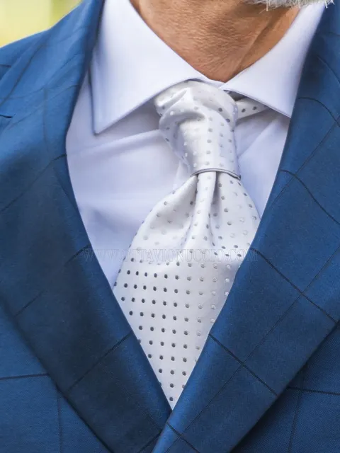 Self-tie cravat and Handkerchief in pearl grey silk