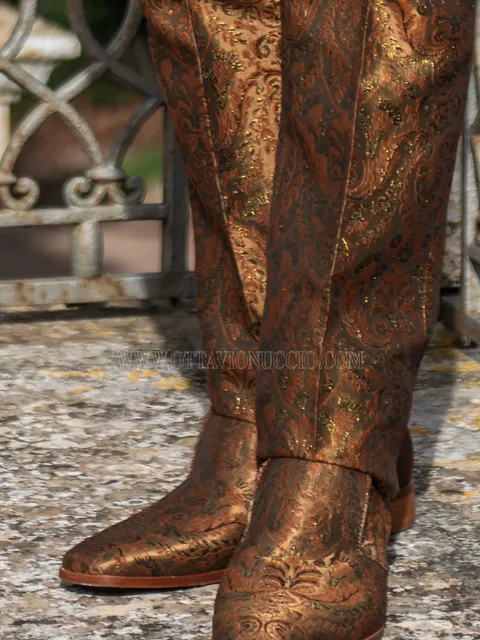 Slipper in gold brocade fabric