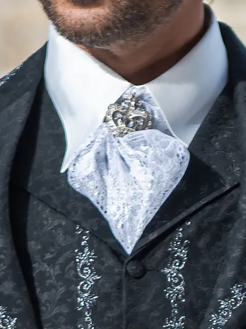Knotted ascot tie in white and silver lace with handkerchief