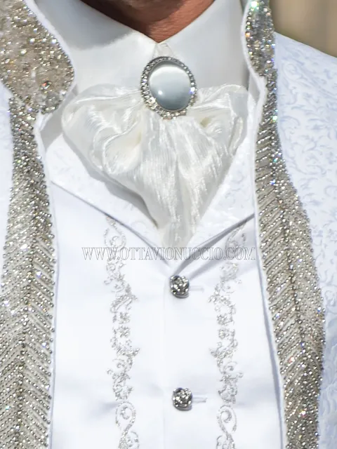 Knotted ascot tie in lace with handkerchief
