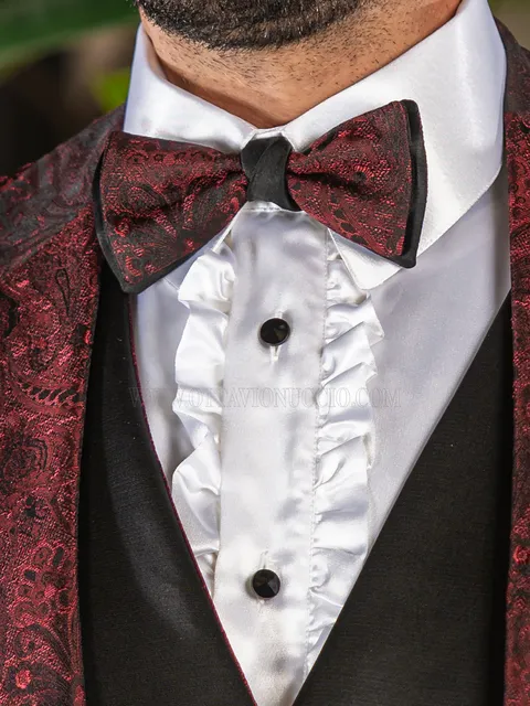 Two-tone bow tie in burgundy damask jacquard