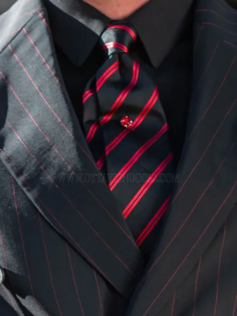 Regimental tie with handkerchief in black and red silk