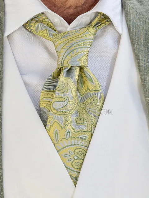 Tie in green silk jacquard with paisley pattern