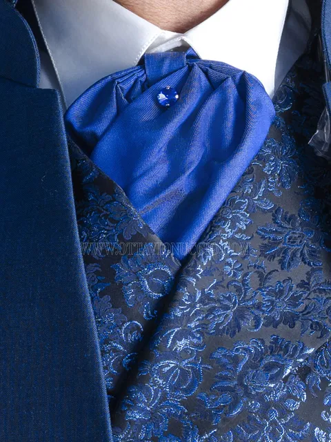 Knotted ascot tie in silk