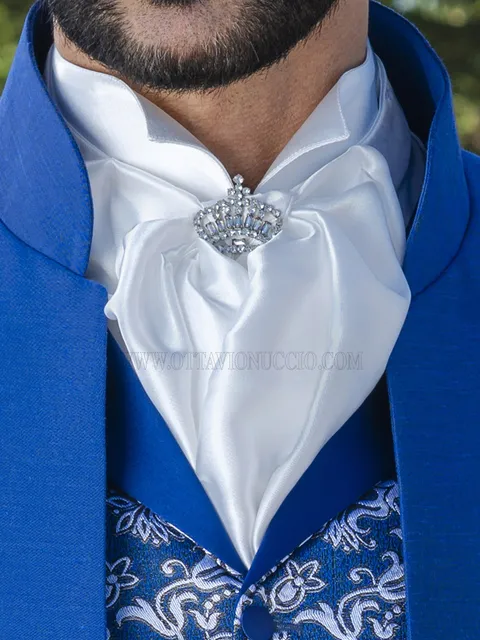 Knotted ascot tie and handkerchief in white microfibre satin