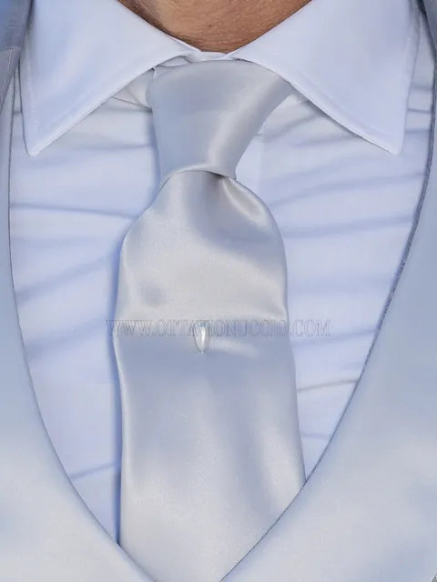 Tie and handkerchief in pearl grey satin
