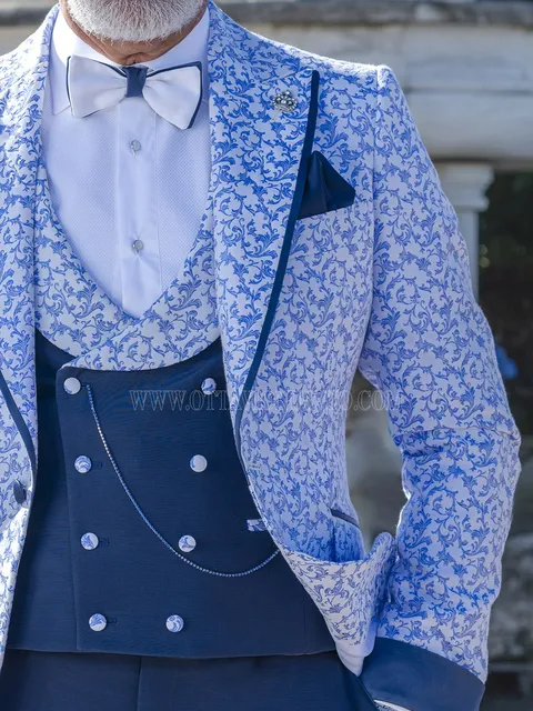 Double-breasted waistcoat with shawl lapel in royal blue