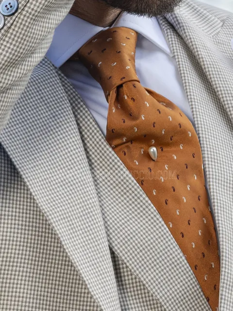Tie in brown jacquard silk with small paisley motifs