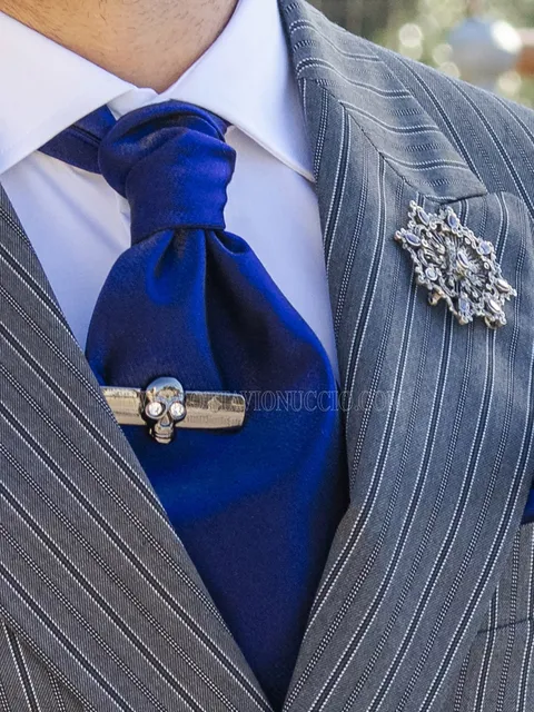 Self-tie cravat and handkerchief in China blue lurex