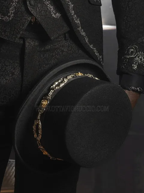 Top hat in black wool felt with applied metal band