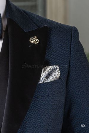 Pañuelo de pura seda con fondo perla y motivo azul royal