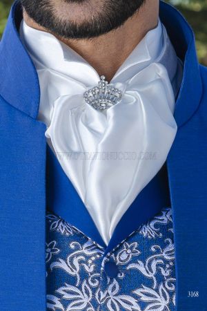 Plastron annodato e fazzoletto  in raso microfibra bianco indossato in ongala-3168 25f6bc56868102a5