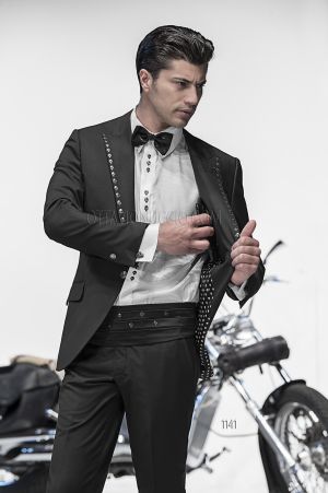 Abito nero matrimonio uomo hipster