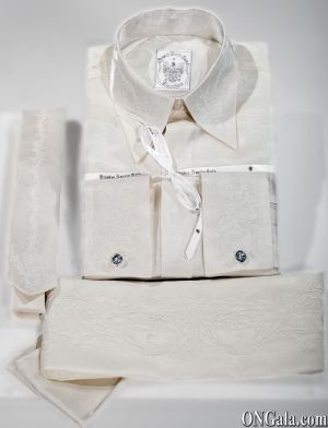 Camisa, corbata y fajín en tejido lúrex blanco natural con bordado