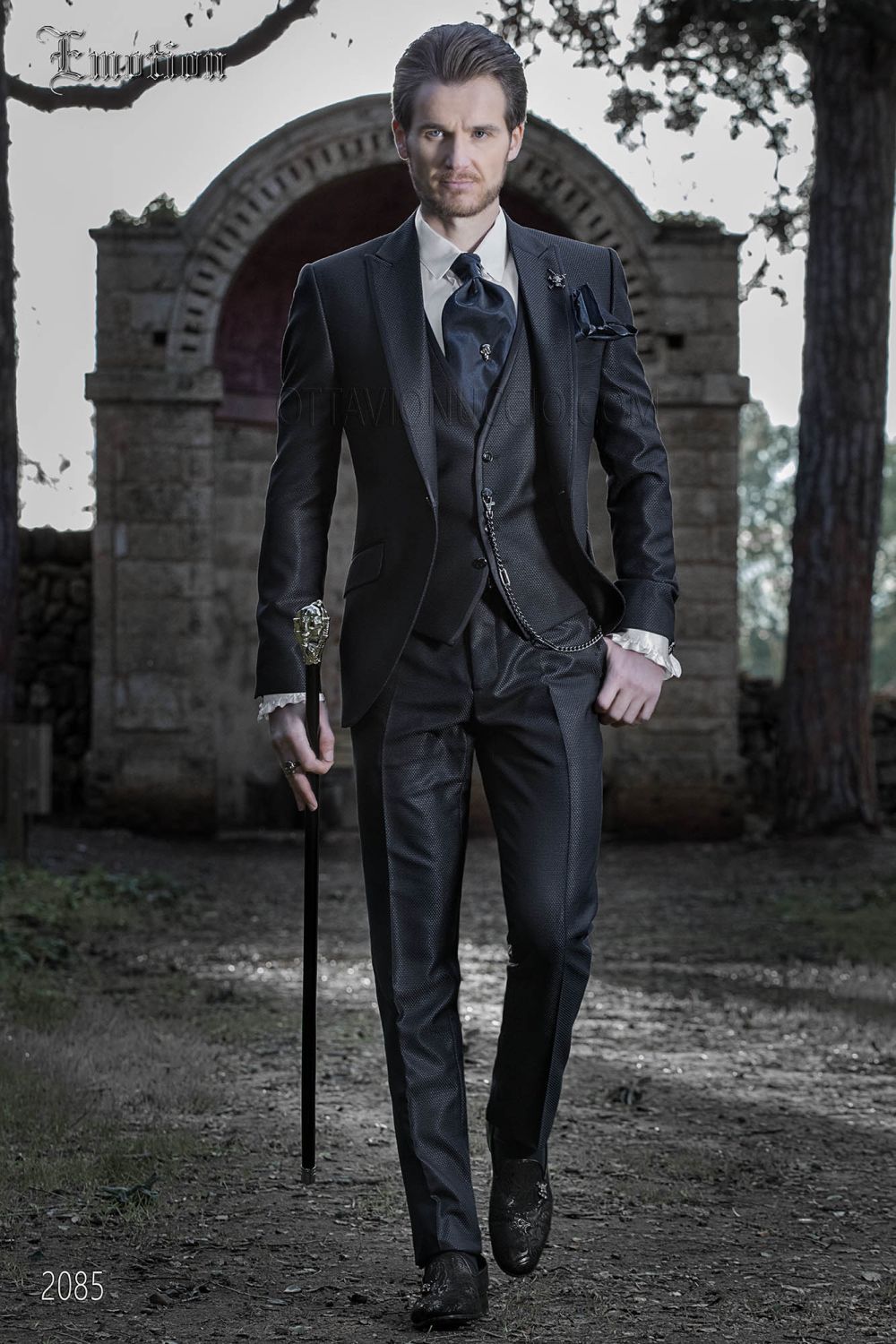 Midnight blue italian groom suit with satin profile on lapel