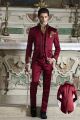 Barock anzug hochzeit in rote satin stoff mit goldener stickerei