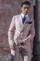 Abito doppiopetto moda, cerimonia sposo uomo fashion, colore rosa