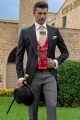 Chaqué italiano de novio negro con chaleco jacquard rojo