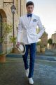 Blazer cruzada blanca de lino con pantalón pata de gallo azul royal