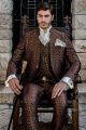 Traje de novio barroco redingote brocado borgoña y oro con bordado dorado