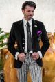 Abito uomo elegante in velluto nero ricamo corona e pantalone particolare