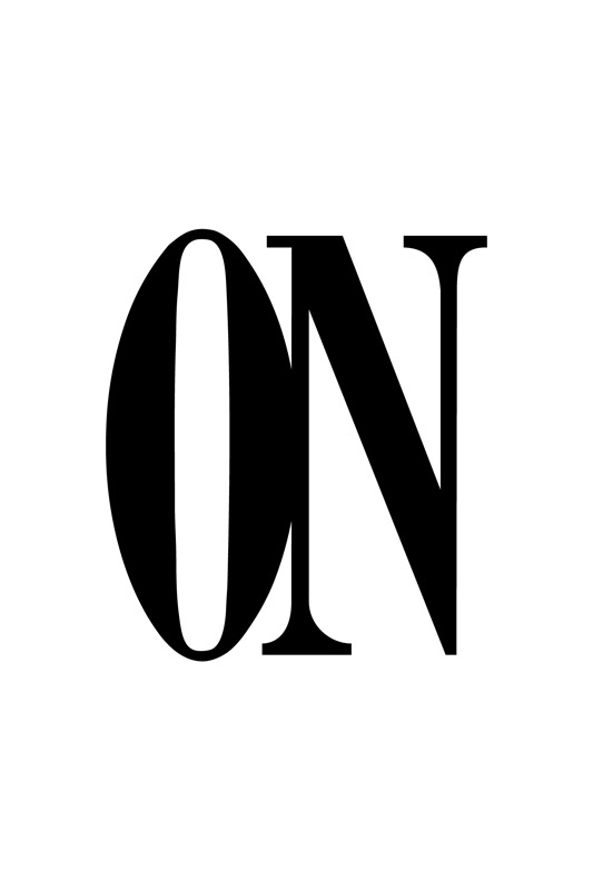 Abito da cerimonia sposo in tessuto di acetato-lana nero damascato con collo coreano con passamaneria e ricamo barocco di colore argento e nero