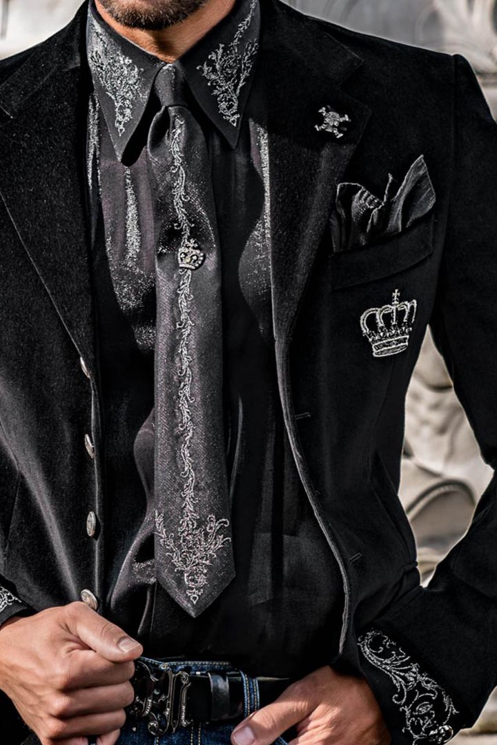 Giacca uomo elegante in velluto nero con ricamo corona argento